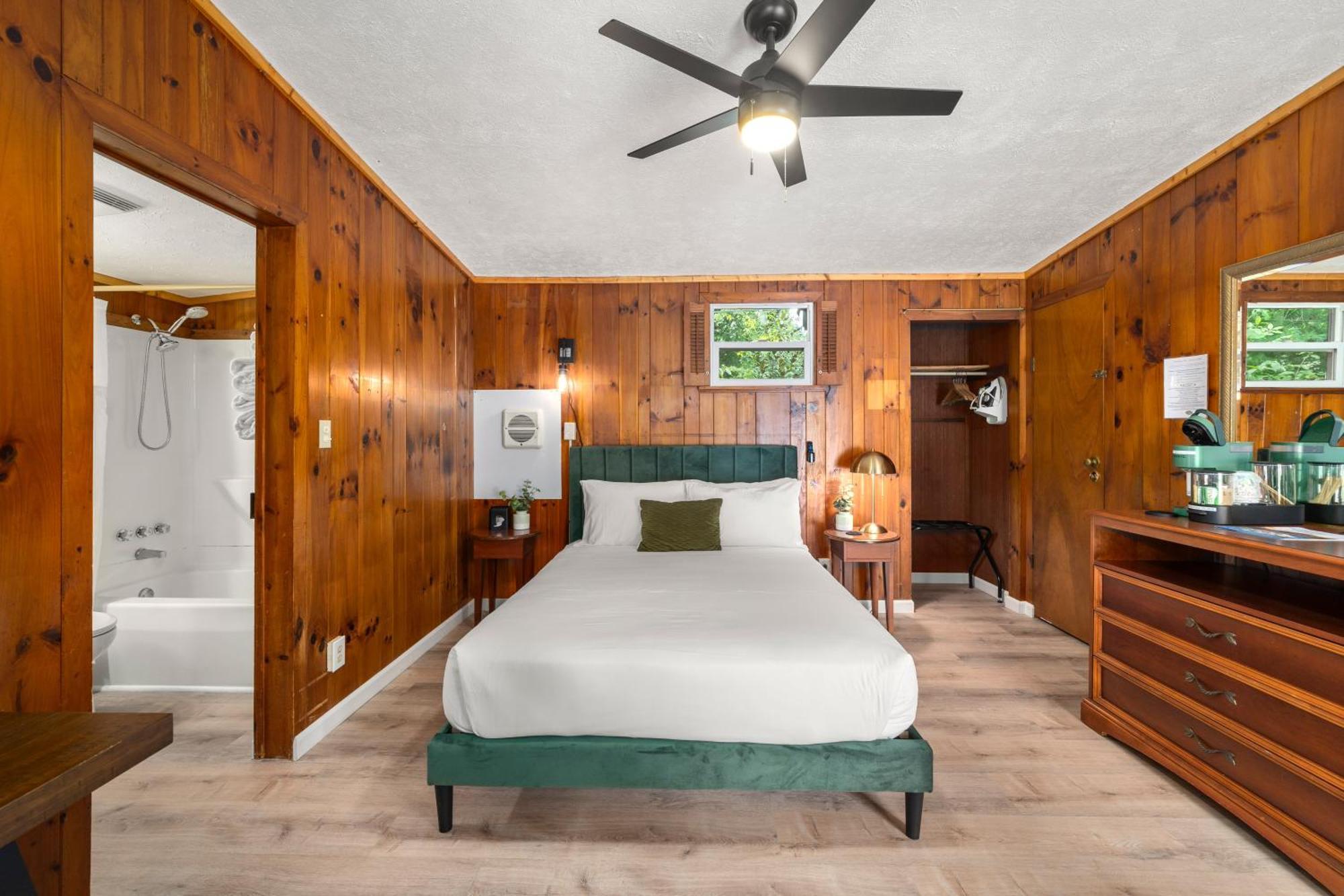 Cedarwood Inn Хендерсънвил Екстериор снимка