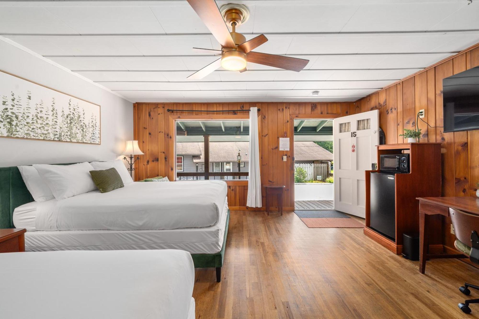 Cedarwood Inn Хендерсънвил Екстериор снимка