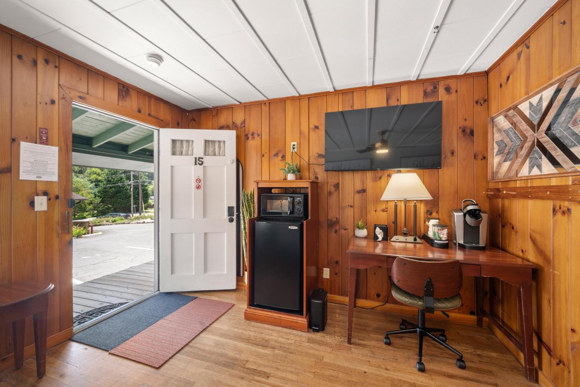 Cedarwood Inn Хендерсънвил Екстериор снимка