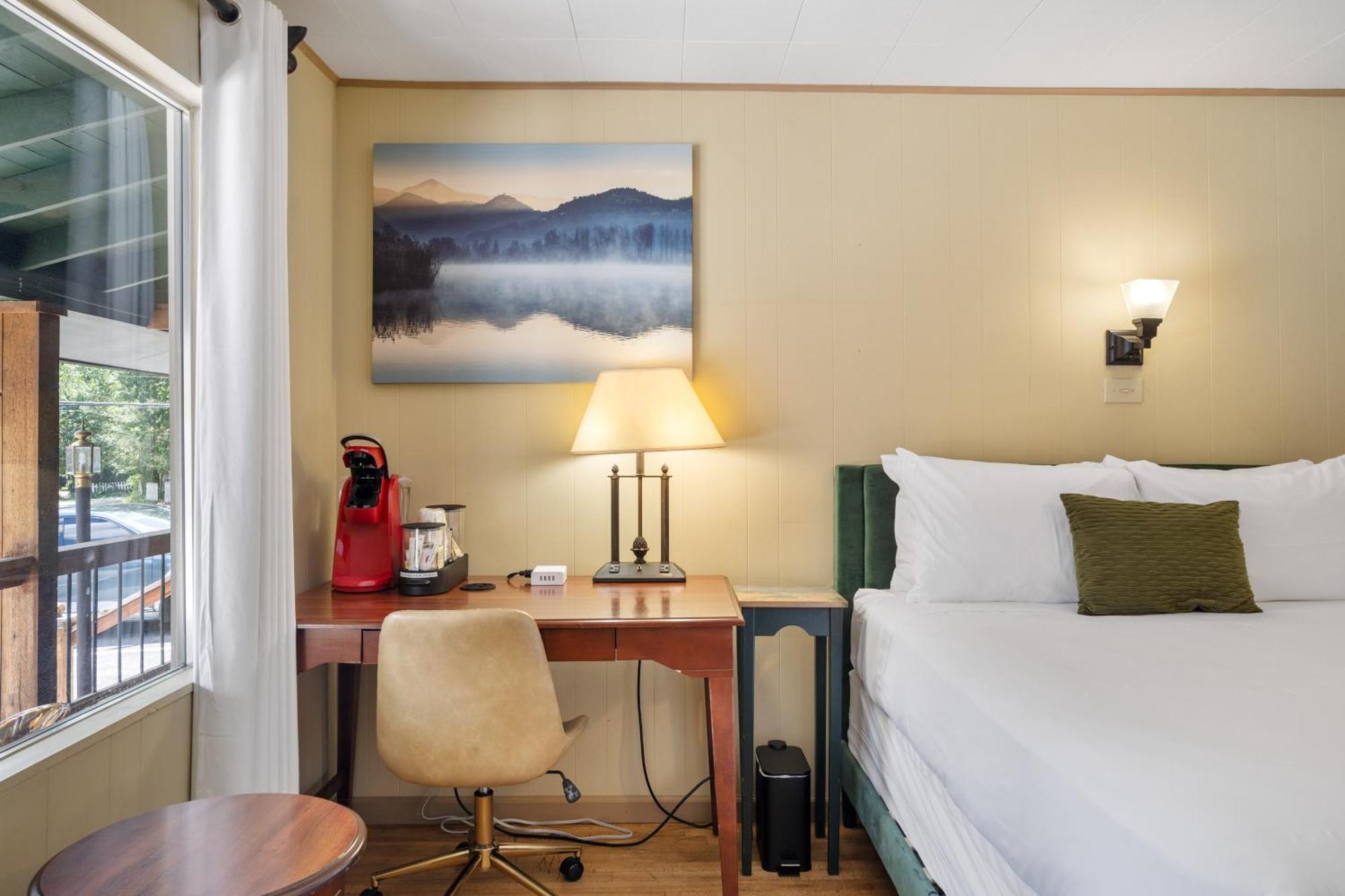 Cedarwood Inn Хендерсънвил Екстериор снимка