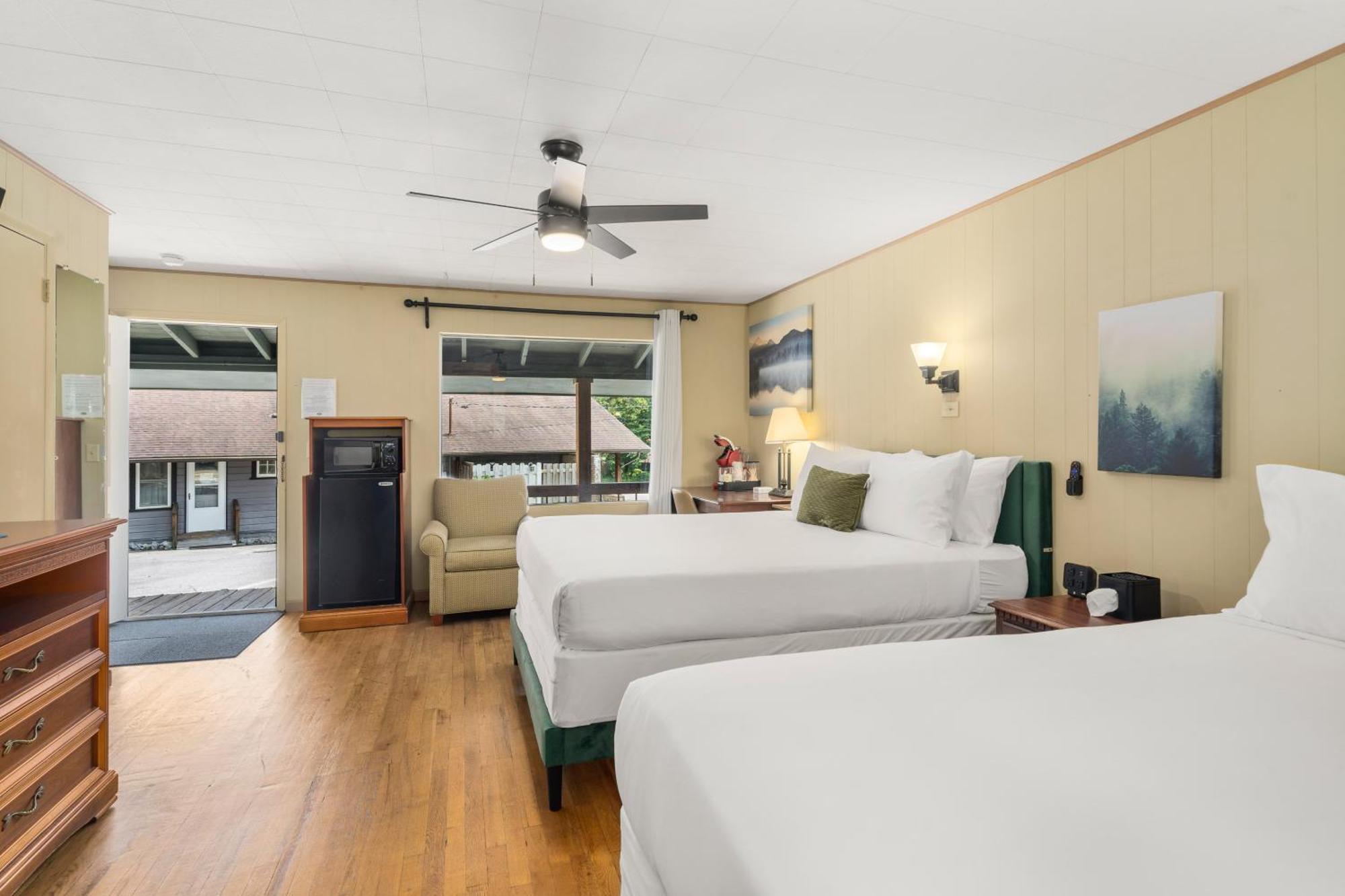 Cedarwood Inn Хендерсънвил Екстериор снимка