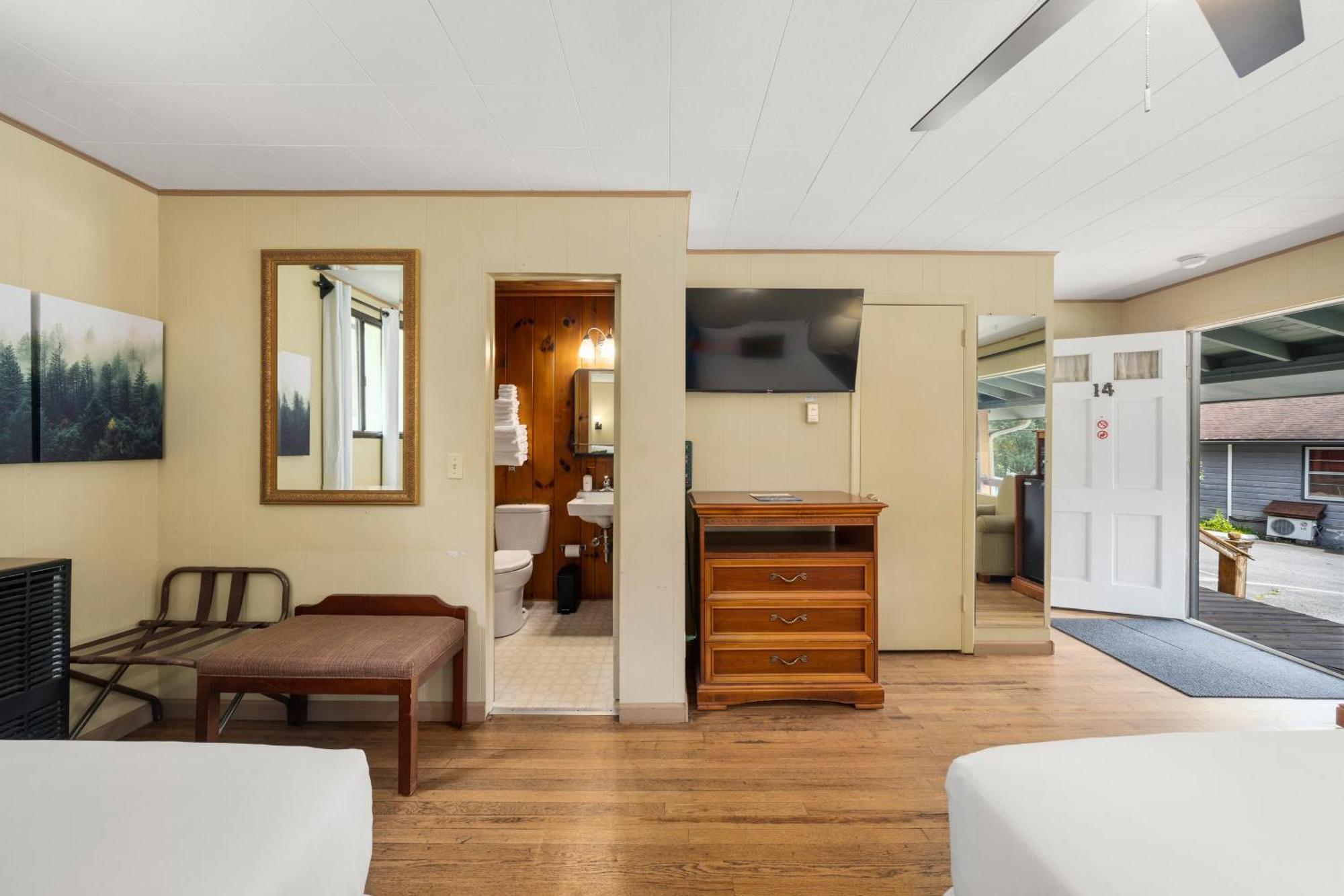 Cedarwood Inn Хендерсънвил Екстериор снимка