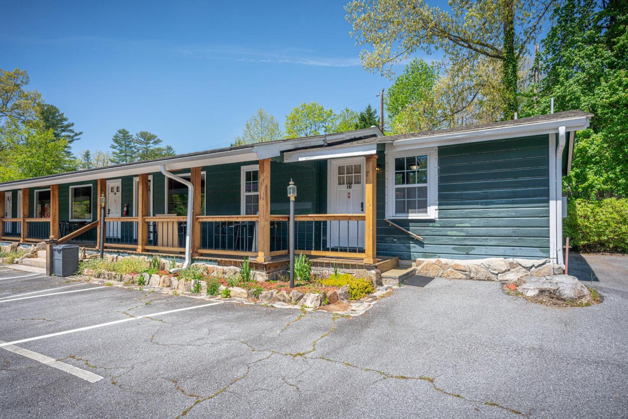 Cedarwood Inn Хендерсънвил Екстериор снимка
