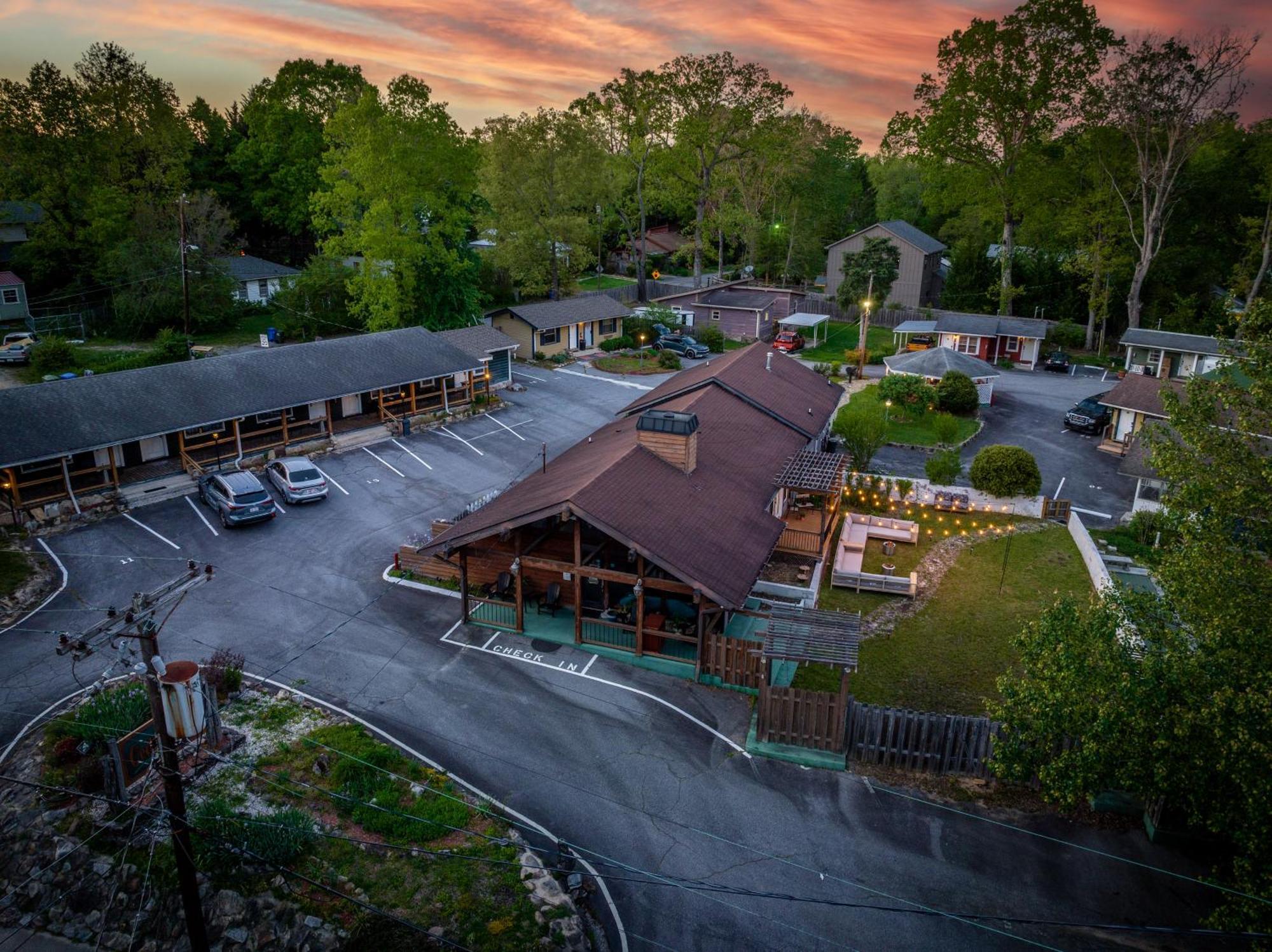 Cedarwood Inn Хендерсънвил Екстериор снимка