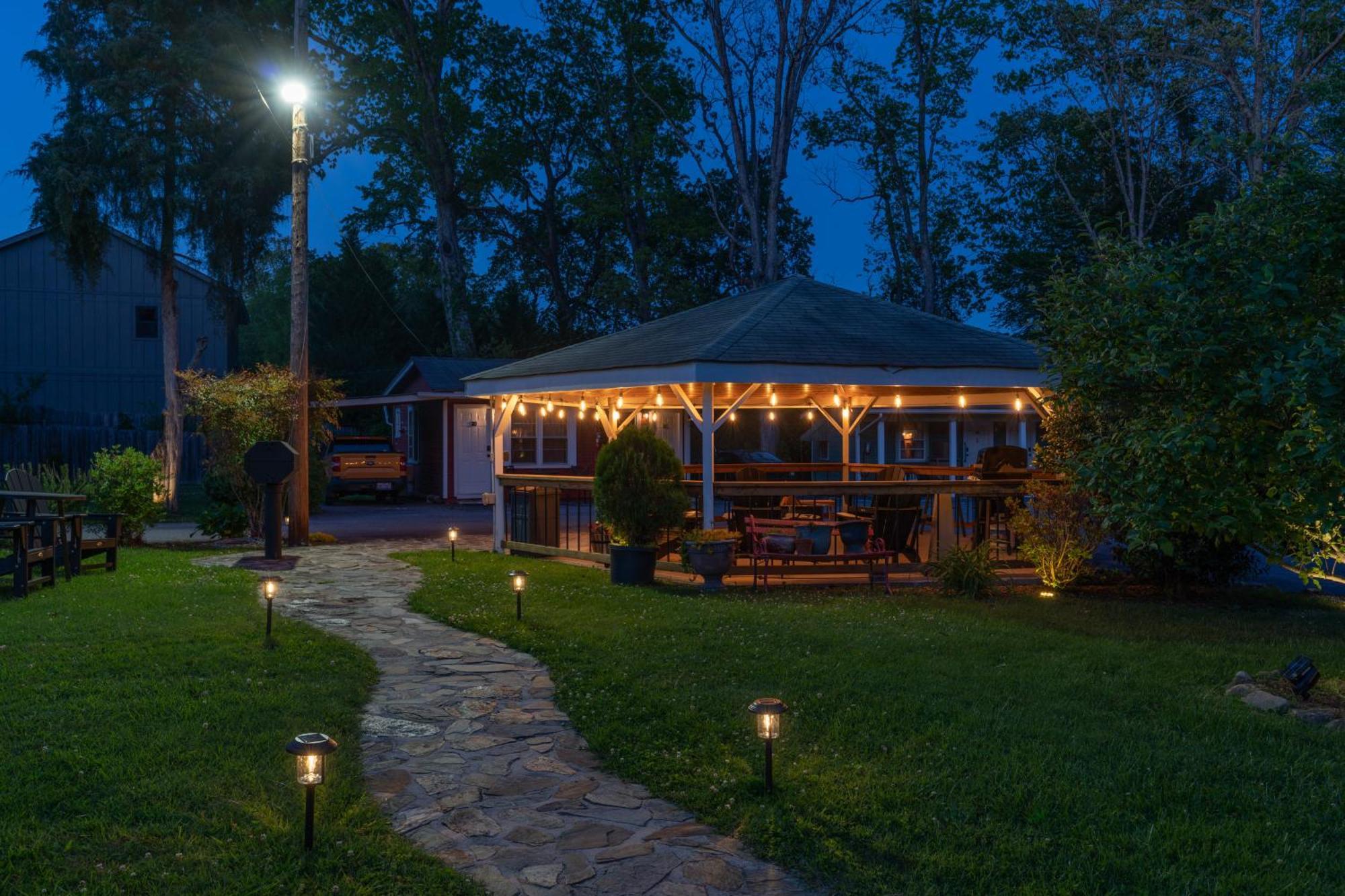 Cedarwood Inn Хендерсънвил Екстериор снимка