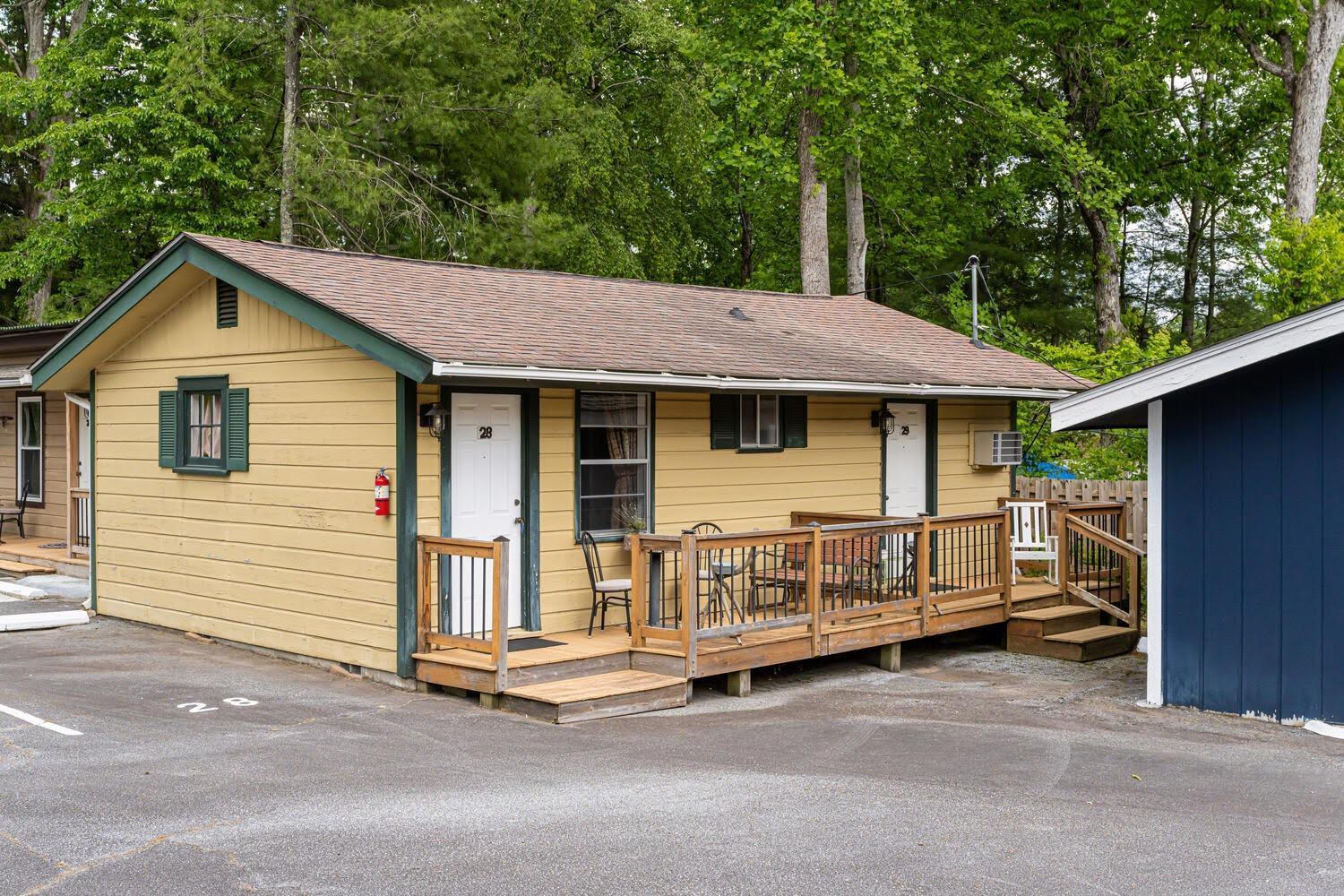 Cedarwood Inn Хендерсънвил Екстериор снимка