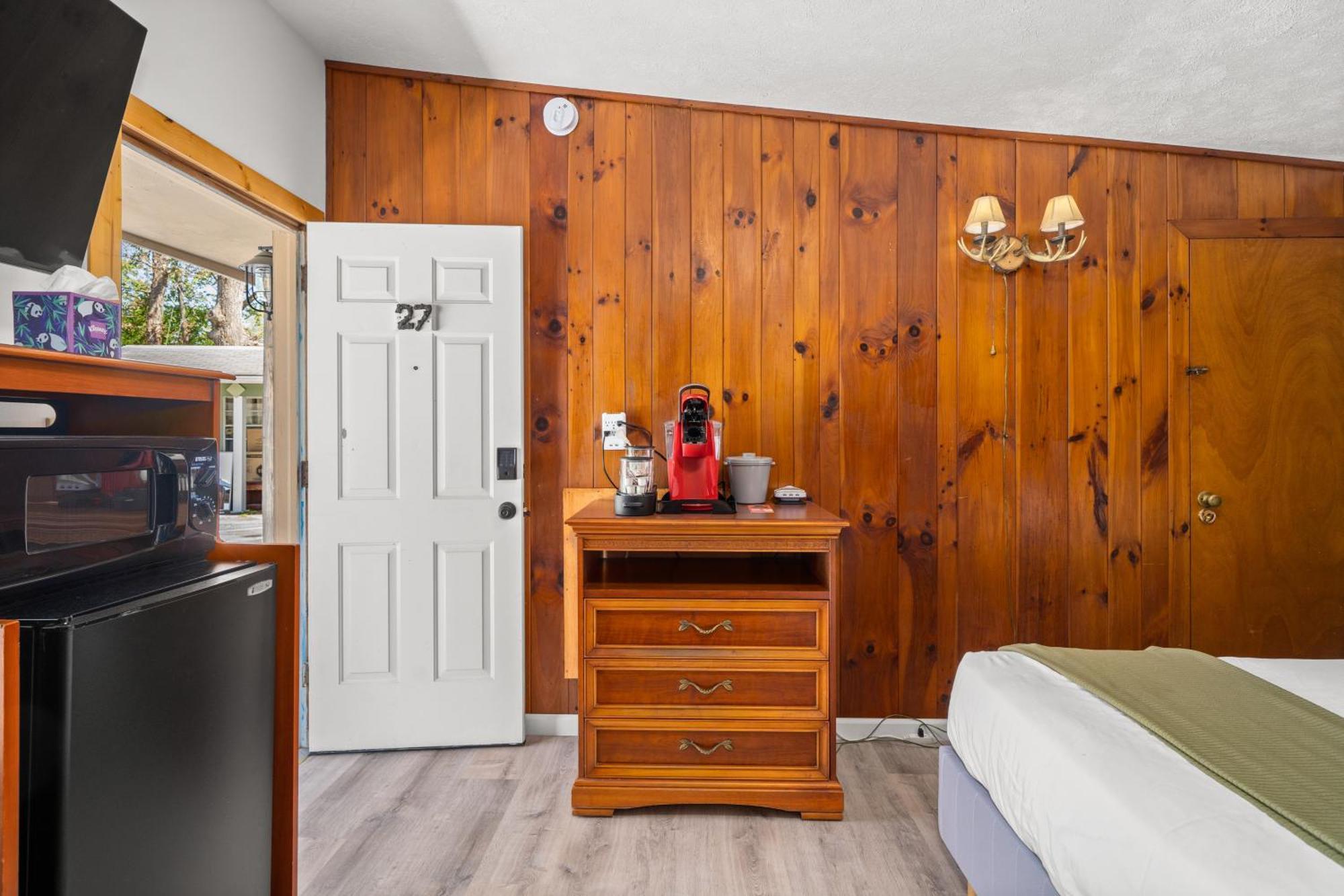 Cedarwood Inn Хендерсънвил Екстериор снимка
