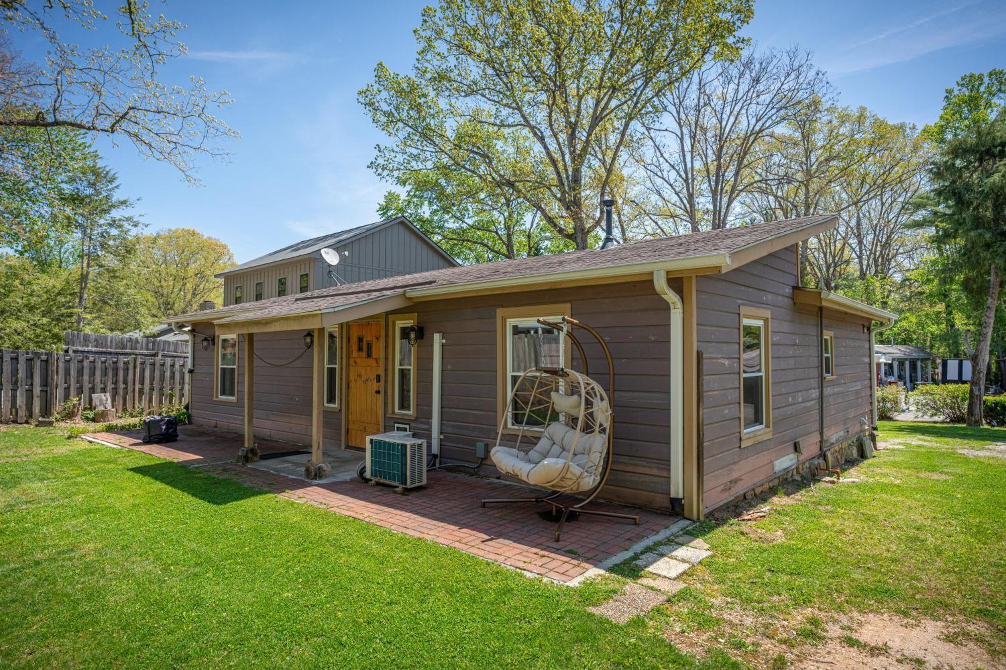 Cedarwood Inn Хендерсънвил Екстериор снимка
